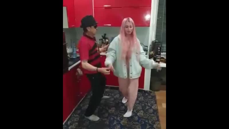 Хофманита и батя гительмана мастурбируют в ванной по кайфу