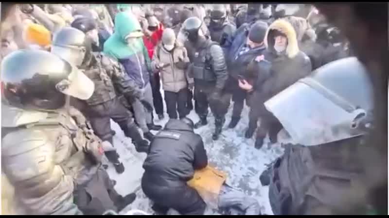 У новосибирского протестующего случился приступ эпилепсии, а полицейские оказали первую помощь