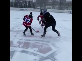 Ковальчук устраивает хоккейный мастер класс сыновьям
