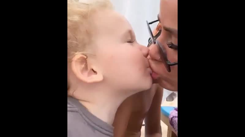 Молодые и поцелуи! я выставила это видео в сторис и подписала, что целую своих детей в губы и мне плевать на всех)