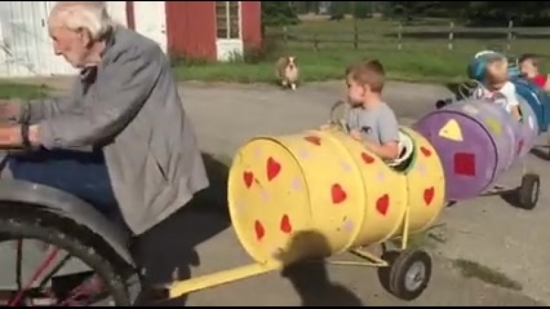 Дедушка смастерил паровоз для своих правнуков