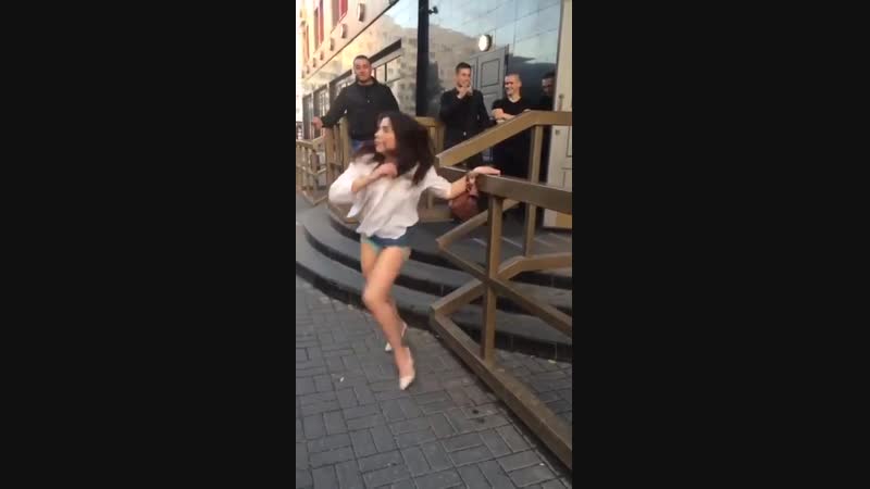 Леща!!!бухая девушка после закрытия ночного клуба