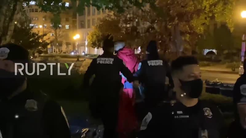 Usa clashes as police disperse trump supporters and counter protesters in dc 15 ноя 2020