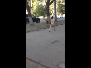 Голая шмара гуляет по самаре