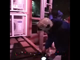 Спасатели вытащили мужика из четырехметрового колодца