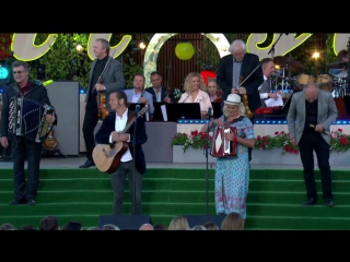 Tina ahlin and orsa spelmän den första sommaren (allsång på skansen )