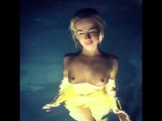 Bella rose купается в бассейне и показывает титьки