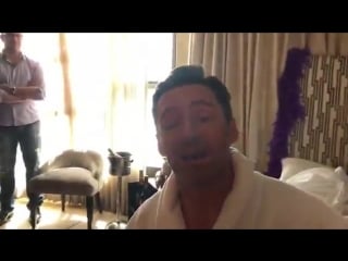 Хью джекман и поющий мужчина в трико (vhs video)