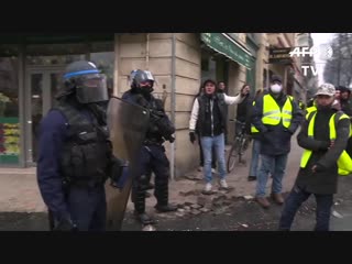 French police and yellow vest protesters clash in bordeaux