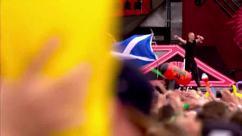 Многотысячная толпа синхронно скачет «влево вправо», следуя указаниям диджея