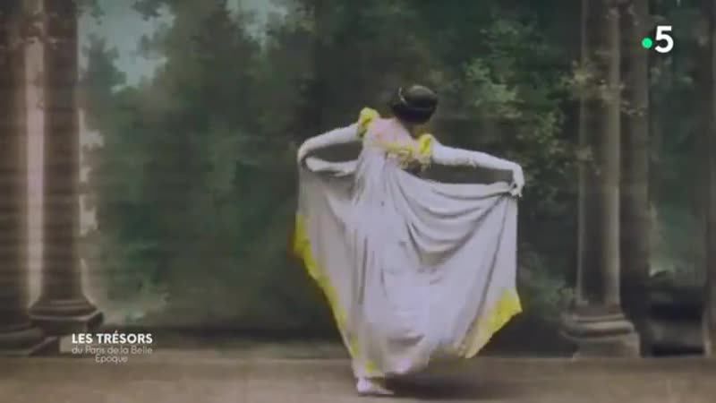 Французская танцовщица клео де мерод танцует во время парижской ярмарки 1900 года