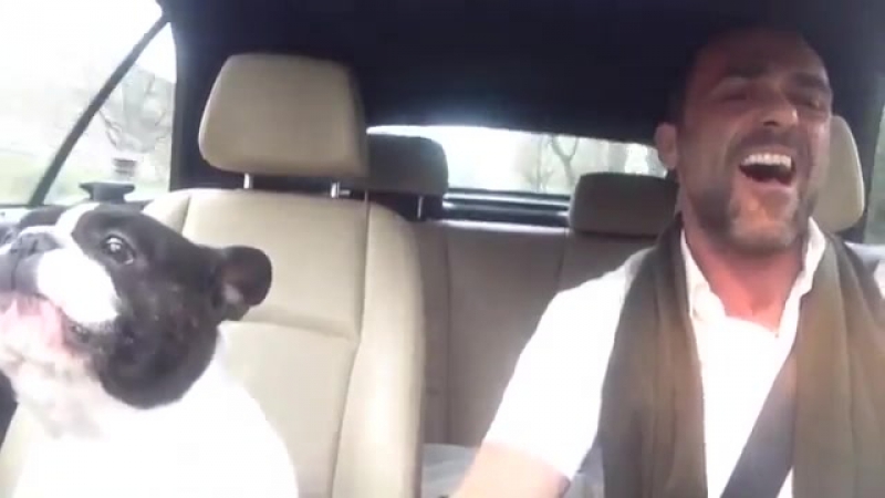 Душевно подпевает!