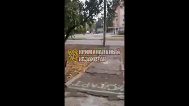 Голая женщина сошла с ума на улице, с голым ребёнком на руках усть каменогорск