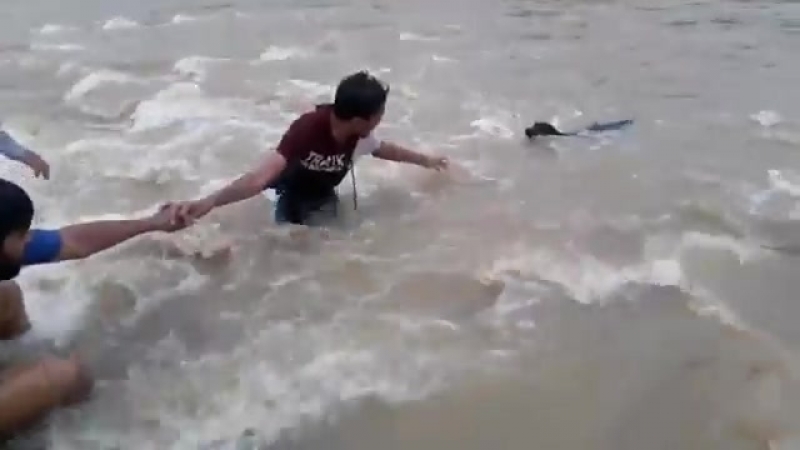 Спасение молодые из бурного потока