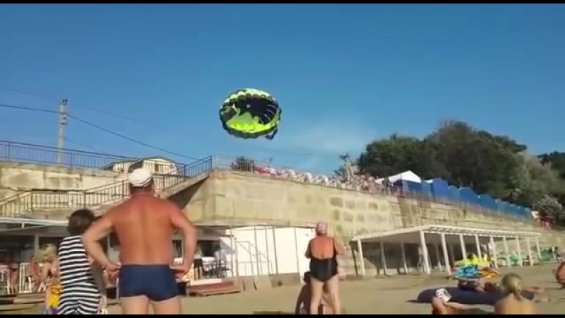 Людей ударило током в краснодарском крае при полёте на парашюте