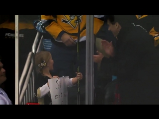 Кросби подарил клюшку своей маленькой фанатке