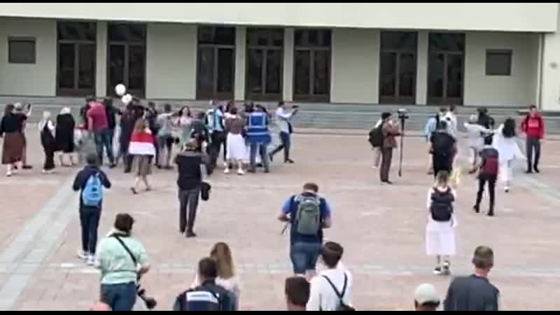 Каля дома ўраду абдымаюць амап