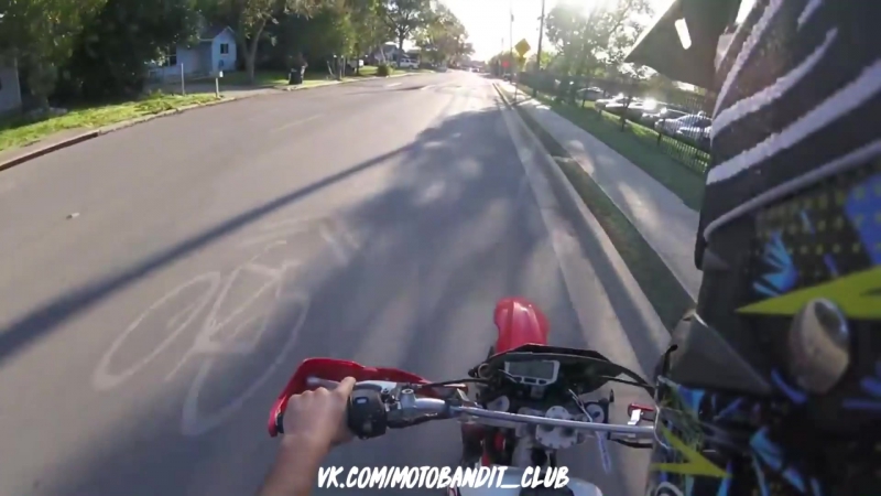 Горячие девчонки и двое парней на эндуро