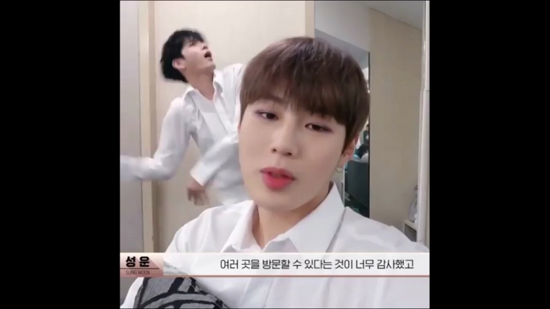 Красивый парень и дорки на заднем фоне