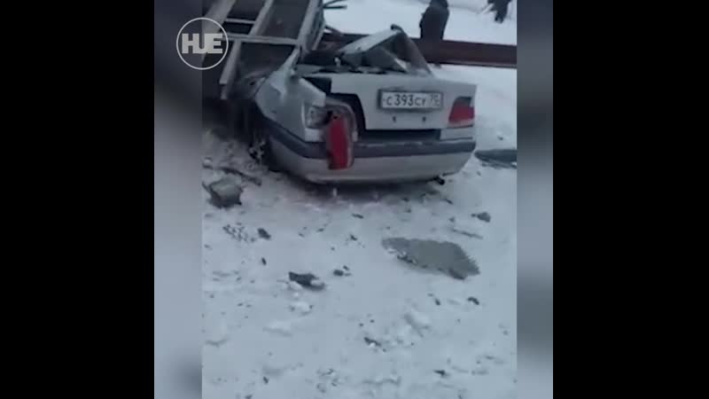 В томске при сносе здания расплющило машину оператора