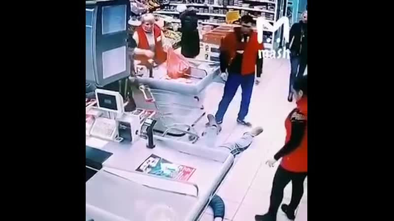 Одним ударом сотрудник "магнита" в москве отправил покупателя в нокаут