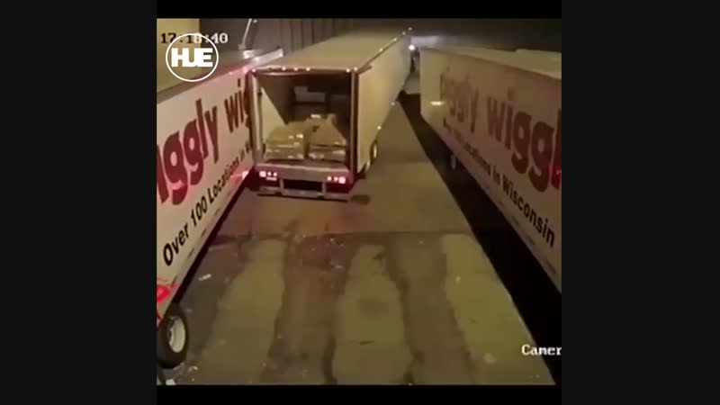 Водитель фуры несколько раз врезался в чужие машины, пока парковался