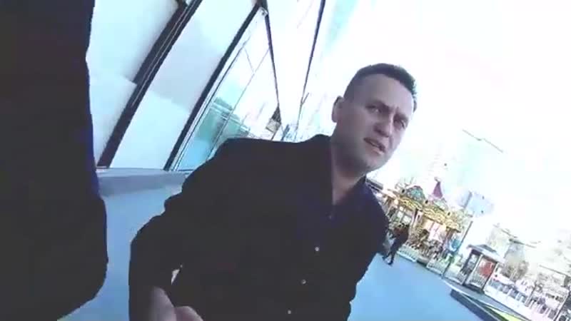 Навального обсыпали мукой и облили молоком