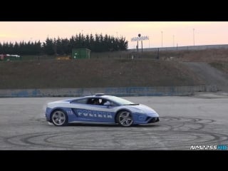 Cop doing donuts burnouts in a lamborghini gallardo police car!