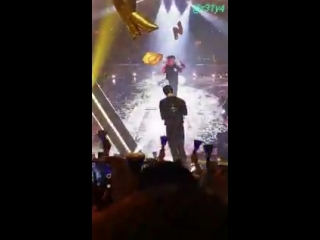 180526 vixx live lost fantasia 켄 also that huge taekwoon in the back