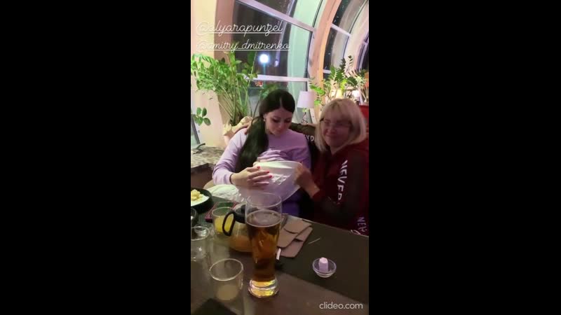 Оля рапунцель кормит младшую дочь грудью в ресторане