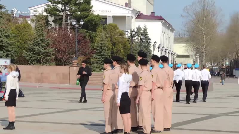 Керчь школьники в российской военной форме соревнуются в строевой подготое