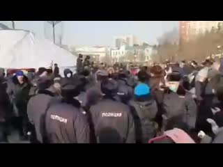 В чите люди аплодируют полицейским за отказ разгонять митинг