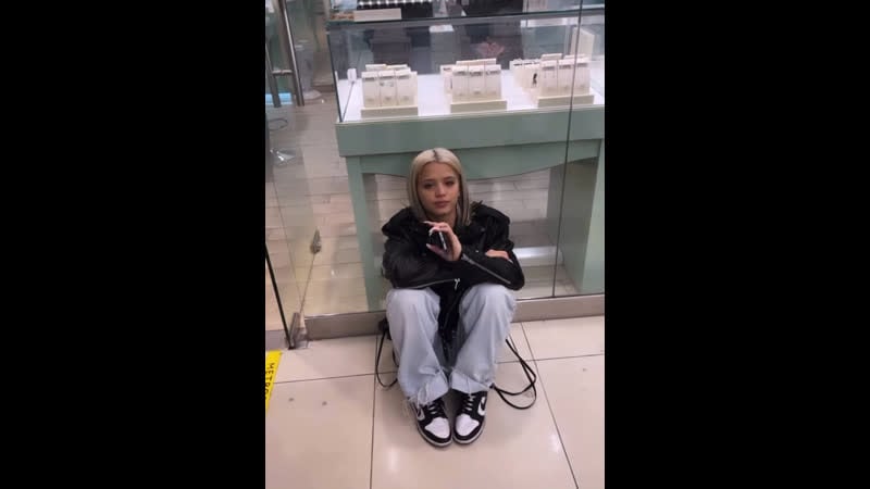 Юля гаврилина кинула и разбила свой телефон