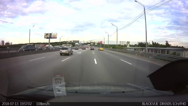 Водитель желтого седана перепугался и сам себя ушатал