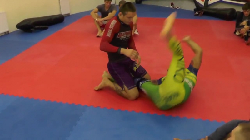 Хитрый выход на болевой прием показывает черный пояс по bjj
