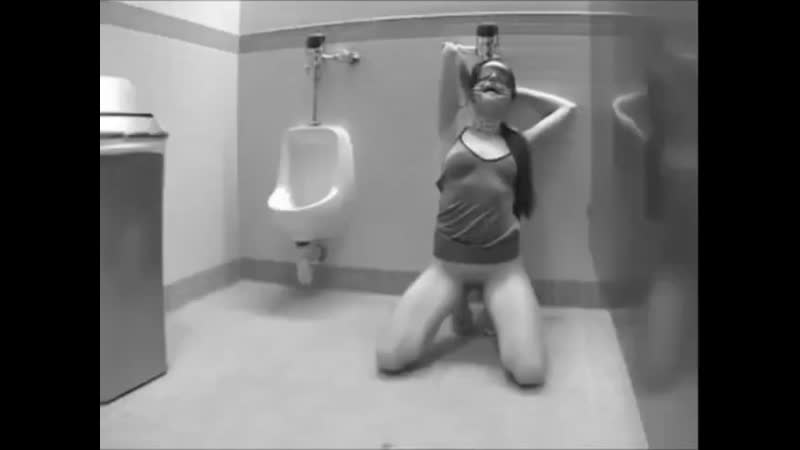 Issiq kotib Sasha Grey bir odamni eshaklarini yalashiga imkon beradi