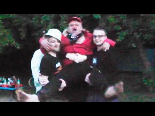 Санбоя подняли с колен