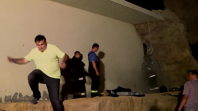 Саакашвили лично контролировал ночной демонтаж заборов на пляже