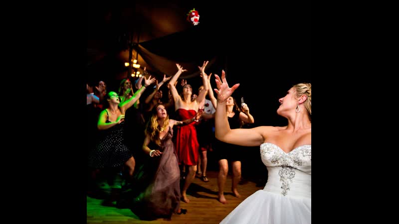 Подружки невесты ловят букет 💐💥💐 правильные приоритеты