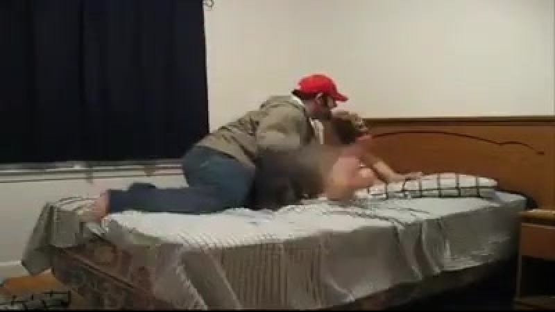 Муж и жена тролят друг друга