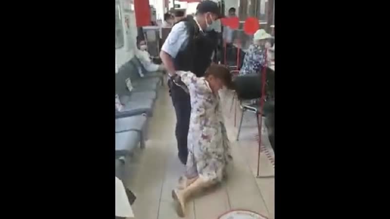Полицейский жестко задержал женщину после отказа надеть маску в тц, она поцарапала ему лицо