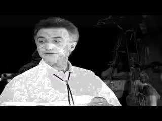 This video of deaky imitated roger playing the the drums has me weaakk