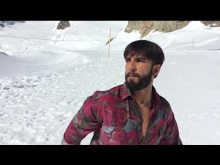 How amazing is this video of ranveer singh recreating this iconic song from shah rukh khan's #darr on his vacation in switzerl