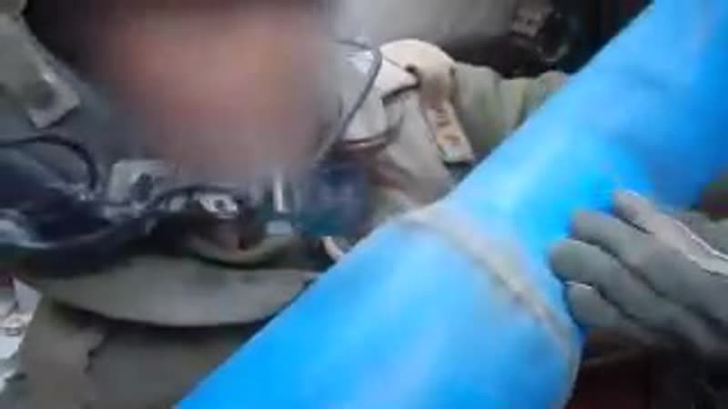 Девушка военнослужащая армии обороны израиля заряжает танк