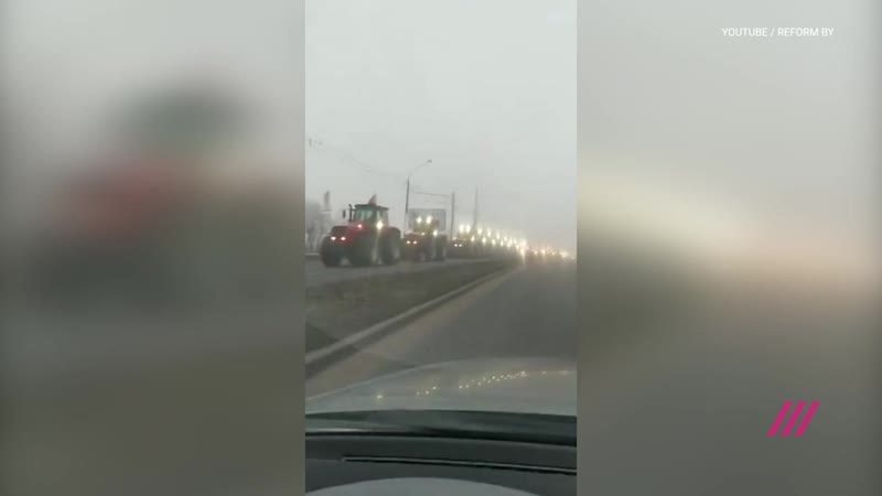 Колонна тракторов проехала по минску под песню «любимую не отдают»