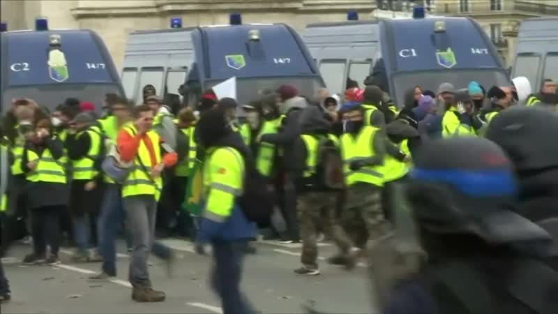 "bürgerkrieg" in paris geschosse, knallkörper, tränengas, ausschreitungen und verhaftungen