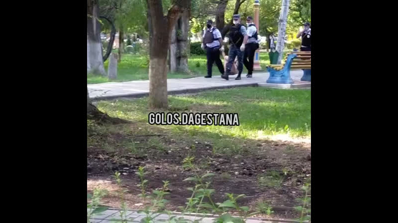 В центре махачкалы гуляла обнаженная женщина, её оперативно эвакуировали сотрудники полиции