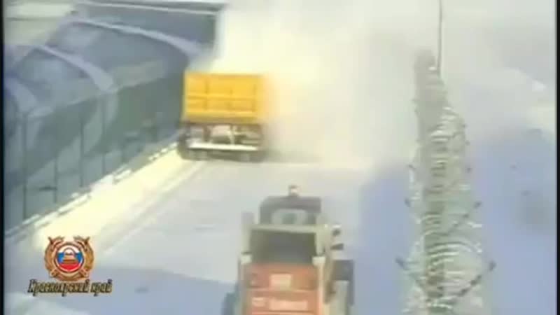 На большой скорости вылетел грузовик и столкнулся с погрузчиком лоб в лоб водитель погрузчика скончался в больнице