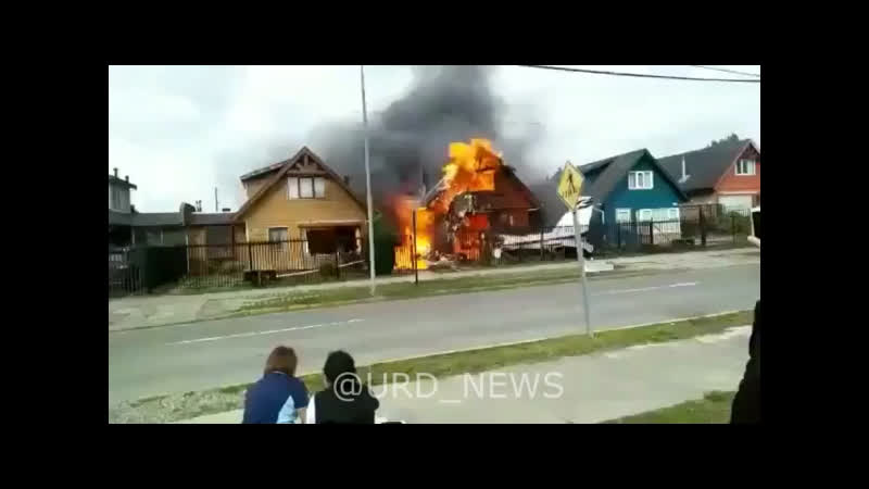 Вчера в чили на два жилых дома упал самолет