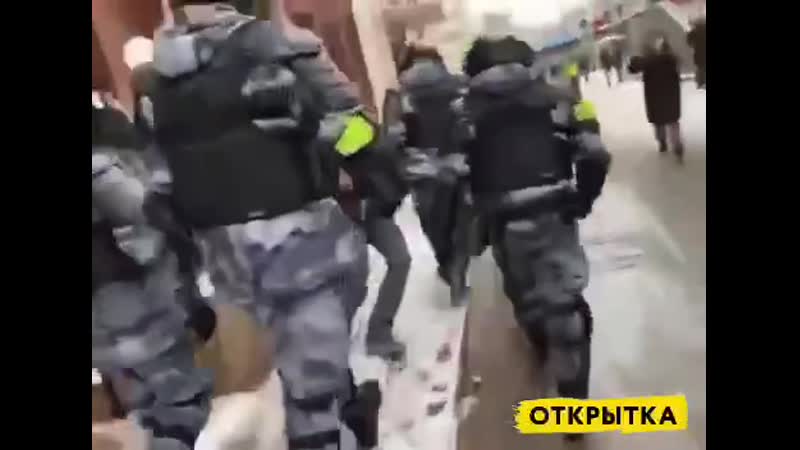 Омон бьет шокером протестующего